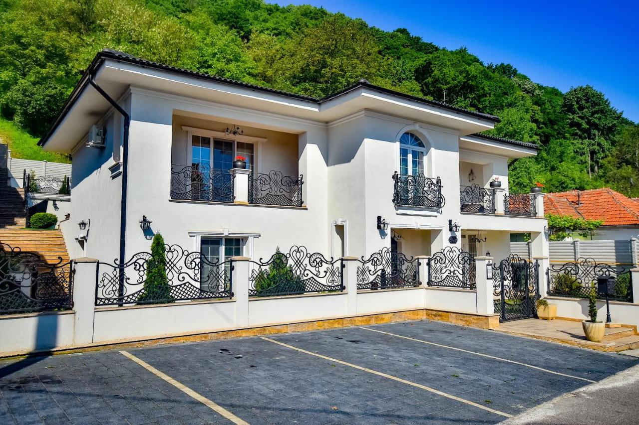 Sarada Boutique Luxury Apartment Дева Экстерьер фото